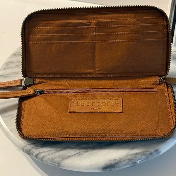 Free People Brown Vegan Leather Wristlet Wallet 8x4 Zip Around Closure CC Slots - Picture 4 of 14